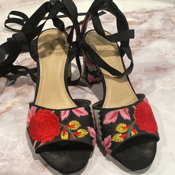 - Guess low heel floral embroidered shoes with ankle ties. SZ 9 - Picture 6 of 6